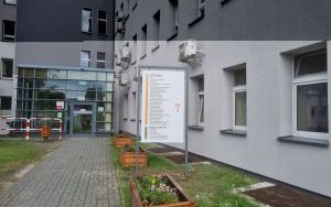 Wejście do głównego budynku szpitala. Po przekroczeniu bramy głównej szpitala budynek gkówny znajduje się po prawej stronie, jest dobrze widoczny z napisem świecącym w nocy.