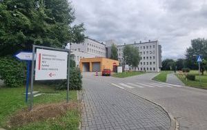Dojście do budynku głównego szpitala od strony głównej bramy 
