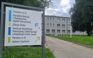 Tablica informacyjna a w tle budynek numer 4 - Oddział Psychosomatyki i Psychiatrii, Oddział Dzienny Psychiatryczny
