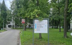 Dojazd do budynku numer 3- Oddział neurologii i pododdziałem udarowym, Nocna i świąteczna opieka zdrowotna. Od bramy głównej szpitala należy kierować się cały czas prosto , na rondzie skręcamy w prawo i widzimy umieszczoną za zdjęciu tablicę .