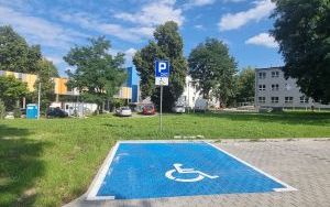 Miejsce  parkingowe dla osoby z niepełnosprawnością pomiędzy głównym budynkiem szpitala a budynkiem numer 4