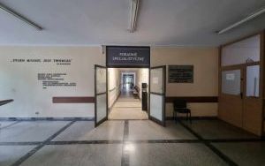 Poradnie specjalistyczne znajdują się na pierwszym piętrze budynku głównego szpitala.