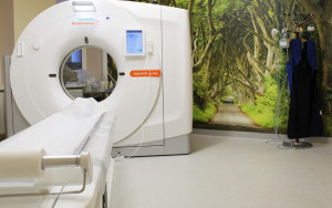 Tomograf Komputerowy znajduje się w Centrum Diagnostycznym - wejście z budynku głównego na wprost drzwi wejściowych, po drodze po lewej stronie znajduje się rejestracja gdzie zostanie udzielona pełna informacja.