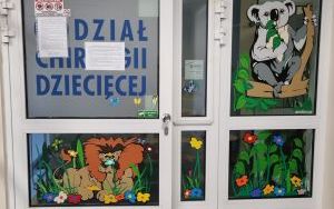 Oddział Chirurgii Dziecięcej znajduje się na czwartym piętrze budynku głównego szpitala.