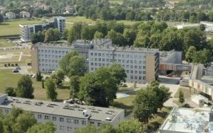 Szpital z lotu ptaka- budynek główny, po prawej stronie przewiązka komunikacyjna