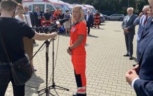 Ratowniczka medyczna przemawiająca do mikrofonu