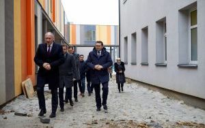 Mężczyźni idący wzdłuż budowy centrum