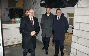 Od prawe strony - Wojewoda Małopolski Łukasz Kmita, Starostwa Oświęcimski Andrzej Skrzypiński, Dyrektor Szpitala Edwarda Piechulek 